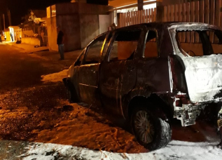 Notícia - Fogo destrói automóvel em Araranguá