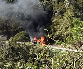 Notícia - Veículo pega fogo na Serra do Rio do Rastro 