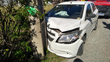 Notícia - Colisão de carro contra poste deixa mulher ferida em Jaguaruna