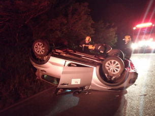 Notícia - Motorista fica preso nas ferragens em capotamento de carro 