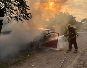 Notícia - Incêndio atinge veículo em Araranguá