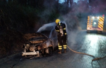 Notícia - Incêndio deixa carro destruído em Morro da Fumaça