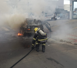 Notícia - Carro é destruído por incêndio no Centro de Içara