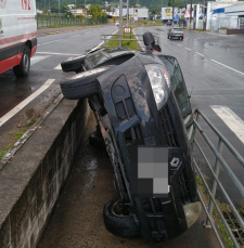 Notícia - Criciúma: motorista perde o controle e carro fica virado