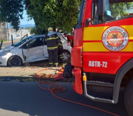 Notícia - Acidente entre dois veículos deixa motorista presa às ferragens em Criciúma