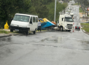 Notícia - Criciúma: carreta sai da pista e deixa trânsito lento no bairro Brasília