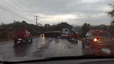 Notícia - Motorista morreu em acidente que bloqueia a Rodovia Luiz Rosso (VÍDEO)