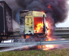 Notícia - Maracajá: Carreta pega fogo na BR-101