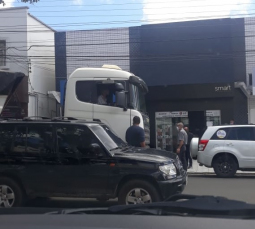 Notícia - De novo, problema com caminhão no Centro em Criciúma (VÍDEO)