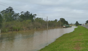 Notícia - Carreta fica parcialmente submersa na BR-101 em Maracajá