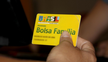 Notícia - 800 pessoas estão na fila para receber o Bolsa Família em Criciúma