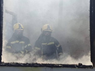 Notícia - De folga, bombeiros combatem incêndio em residência