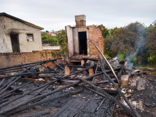 Notícia - Criciúma: Casa é destruída por incêndio no bairro Ana Maria