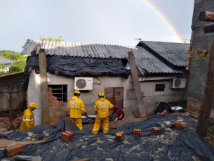 Notícia - Criciúma: Muro de cinco metros cai sobre casa no bairro São Simão