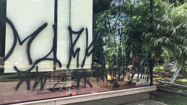 Notícia - Vandalismo e desrespeito reacendem debate sobre cercamento da Praça do Congresso