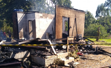 Notícia - Casa é destruída pelo fogo em Forquilhinha