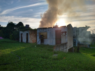 Notícia - Casa abandonada de alvenaria é incendiada em Criciúma