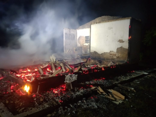 Notícia - Bombeiros combatem incêndio em residência em Araranguá