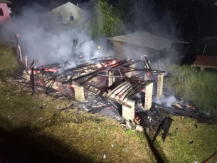 Notícia - Casa abandonada fica destruída após incêndio em Içara