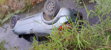 Notícia - Motorista perde o controle da direção e veículo cai em córrego em Morro da Fumaça