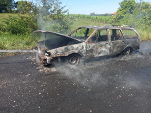 Notícia - Criciúma: Veículo é destruído por incêndio no bairro Linha Cabral 