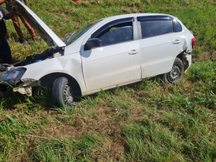 Notícia - Içara: Carro capota na BR-101 e passageira fica presa às ferragens