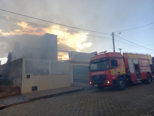 Notícia - Içara: Incêndio em residência mobiliza bombeiros