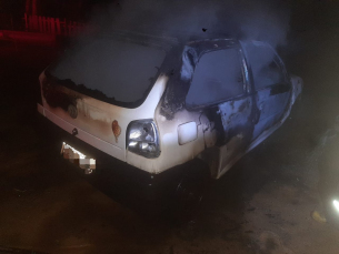 Notícia - Carro fica destruído após pegar fogo em Passo de Torres