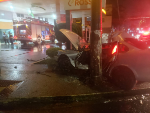 Notícia - Criciúma: Motorista morre após carro bater em poste na Avenida Centenário