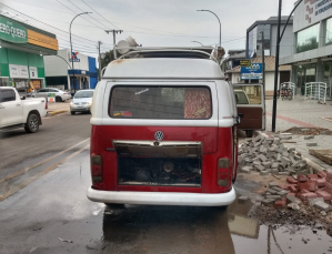 Notícia - Kombi pega fogo no Centro de Forquilhinha