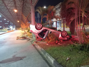 Notícia - Criciúma: Motorista bate na grade e capota o carro no Terminal Central