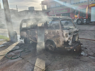 Notícia - Veículo pega fogo no centro de Balneário Arroio do Silva