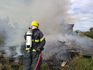 Notícia - Incêndio destrói casa de madeira por completo no Ermo