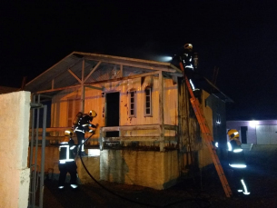 Notícia - Criciúma: Corpo de Bombeiros combate incêndio em residência