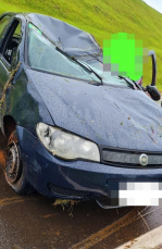 Notícia - Carro capota na marginal da BR-101, em Criciúma