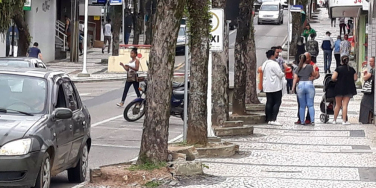 Notícia - Lojas abertas até mais tarde na Black Friday de Içara