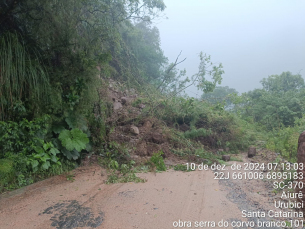 Notícia - Queda de barreira interdita Serra do Corvo Branco