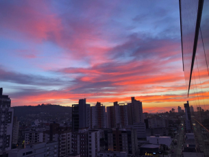 Notícia - Sul catarinense com calor de 30ºC nesta quinta-feira; amanhecer colorido chamou atenção 