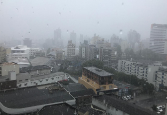 Notícia - Tarde de segunda com chuva forte e bem vinda