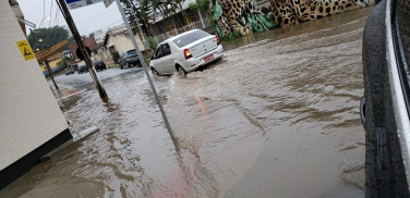 Notícia - Chuva forte alaga ruas em Criciúma