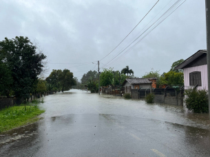 Notícia - Em Forquilhinha, chuva deixa veículo submerso e unidades de saúde alagadas