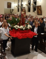 Notícia - Paróquia de Santa Bárbara encerra celebrações com igreja lotada