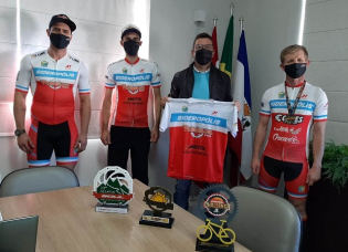 Notícia - Equipe de Ciclismo recebe novos uniformes