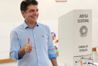 Notícia - Clésio Salvaro vota no Colégio São Bento