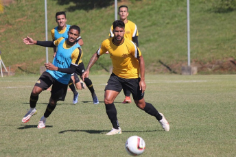 Notícia - Profissionais x Sub-20: Coletivo termina empatado em 0 a 0