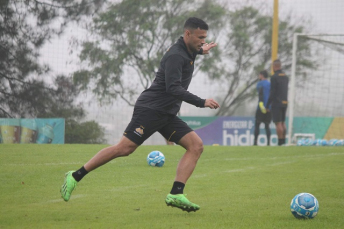 Notícia - Criciúma tem Cláudio Tencati e mais dez jogadores pendurados na Série B