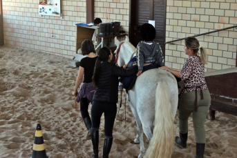 Notícia - Equoterapia: projeto da Apae atende alunos e comunidade em Cocal do Sul