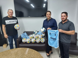 Notícia - Anjos do Futsal entrega bolas e coletes para o núcleo de Içara