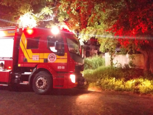 Notícia - Incêndio consome casa abandonada em Tubarão