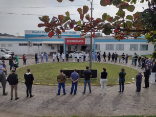 Notícia - Profissionais que atual no Hospital Regional de Araranguá fazem protesto